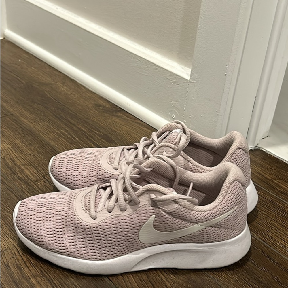 Nike women’s 7 light pink